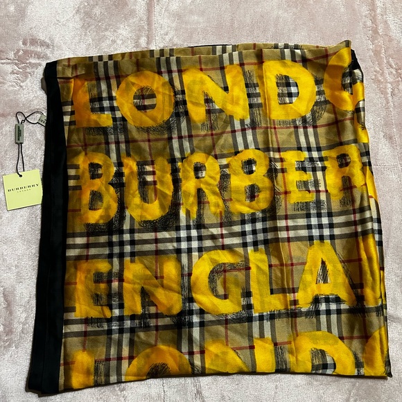 Nwt Burberry “PRINT” Pashmina 100%silk - Picture 2 of 12
